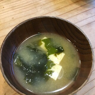 基本のカツオダシ！ワカメと豆腐の味噌汁